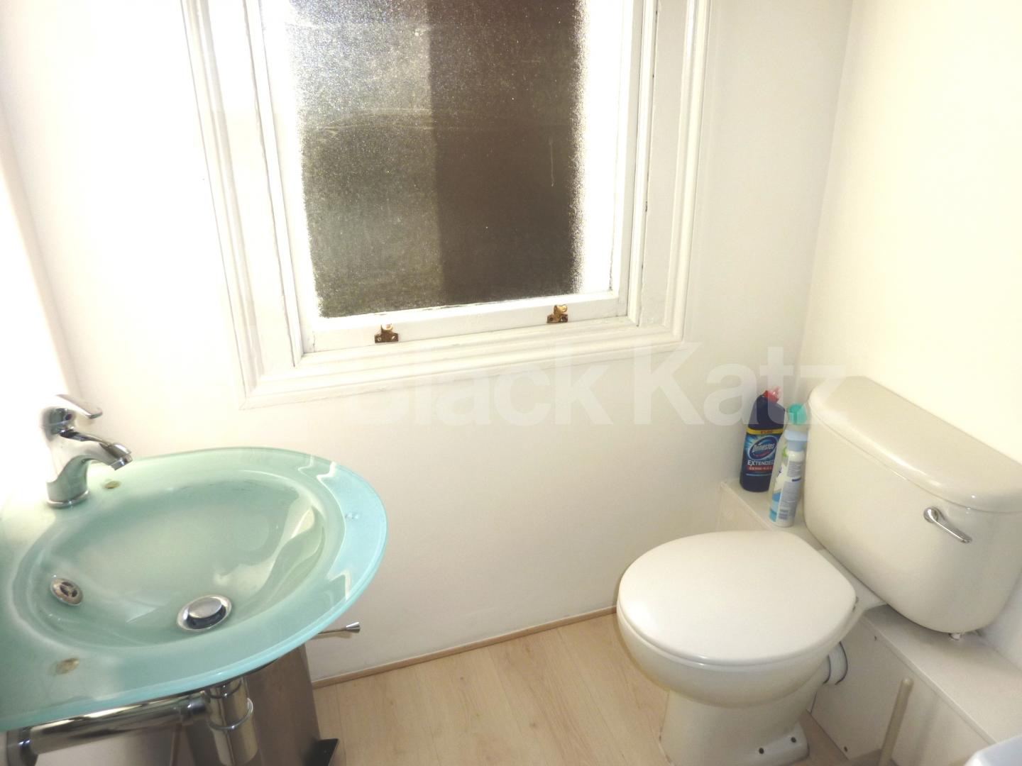 			CAMDEN SQUARE!!, 2 Bedroom, 1 bath, 1 reception Flat			 South Villas, CAMDEN SQUARE